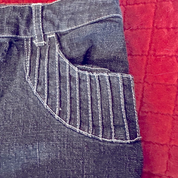 Vex- vintage jean capri… adorable stitching detail, ruffles , and buttons! - Picture 2 of 9